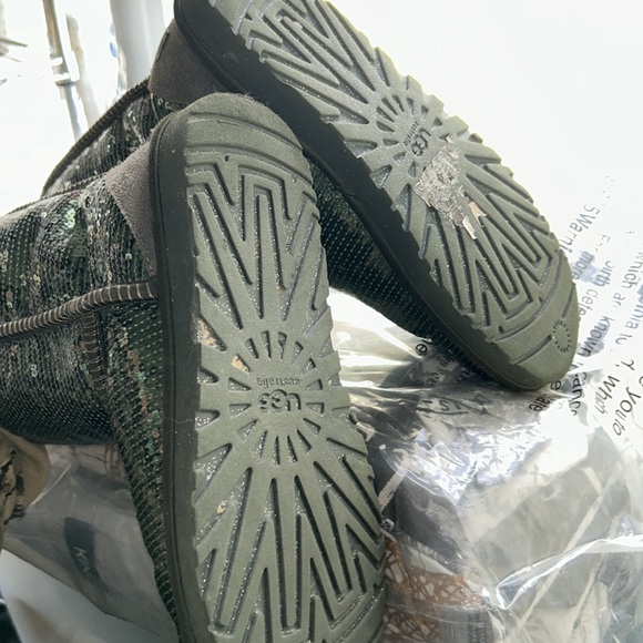 Sequence green UGGs size 7 - Picture 6 of 6